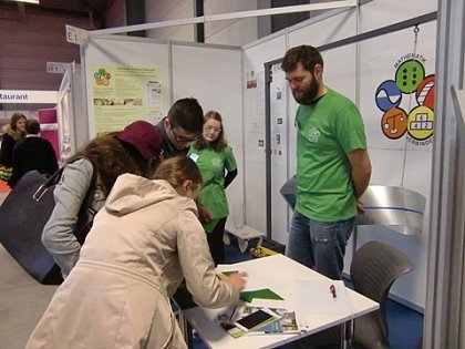 Am Stand der Experimente-Werkstatt Mathematik: Die Studierenden Sabrina Blum und Philipp Nieter im Gespräch mit Besucherinnen und Besuchern. (Foto: E. Malitte)