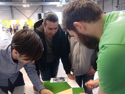 Ausprobieren des Pythagoras-Puzzles
(Foto: E. Malitte)