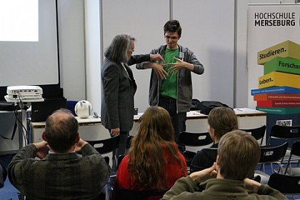 Während des Vortrags: Der Student Sebastian Bresch probiert mit den Fingern zu multiplizieren.
(Foto: R. Sommer)