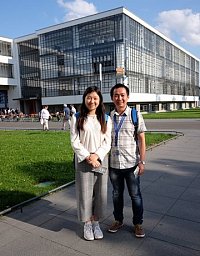 Frau Wang und Dr. Bin Wang vor dem Lehrgebude des Bauhauses Dessau