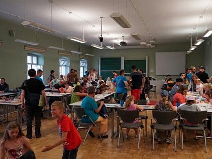 Geschftiges Treiben in der „Auenstelle“ der Experimente-Werkstatt im Lwengebude (Foto: R. Sommer) 