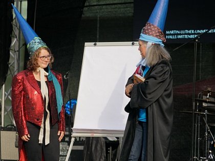 Zauberhafte Mathematik nach den Regeln der Kunst - Sabrina Blum und Karin Richter mit Zauberhut und -buch und vielen Knobelnssen im Gepck.
(Foto: R. Sommer)